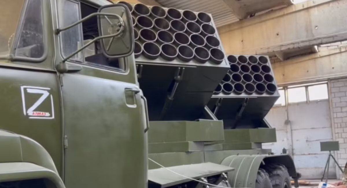 Nhiều báo cáo đã chỉ ra rằng, Triều Tiên đã bắt đầu cung cấp các đơn vị MLRS M1991 cho Nga trong vòng sáu tháng qua, với một số nguồn tin cho rằng có thể chuyển giao tới 100 bệ phóng. Ảnh: @ Defense Express.