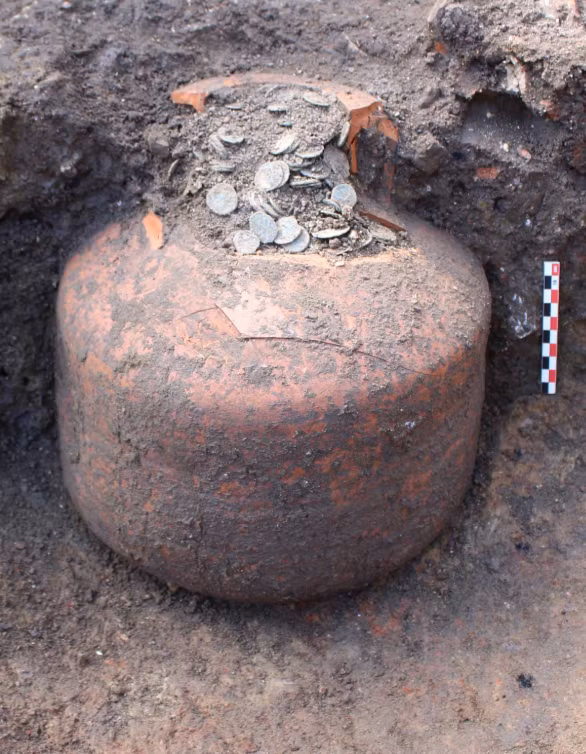 Những chiếc vò này được chôn khéo léo trong các hố đào bí ẩn bên dưới sàn các ngôi nhà cổ. Ảnh: @Bảo tàng tỉnh Meuse.