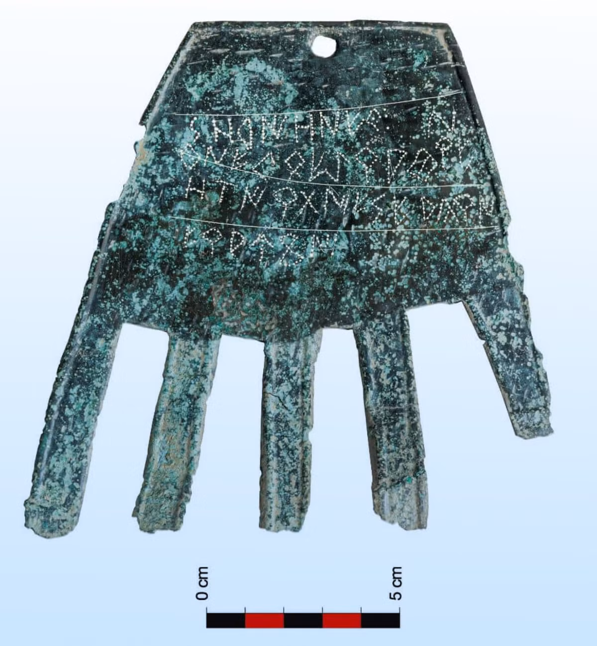 Lớp gỉ của nó chứa 53,19% thiếc, 40,87% đồng và 2,16% chì, đây là thành phần thường thấy ở các hợp kim rất cũ, loại hợp kim này có niên đại khoảng 2.000 năm. Ảnh: @Đại học Barcelona.