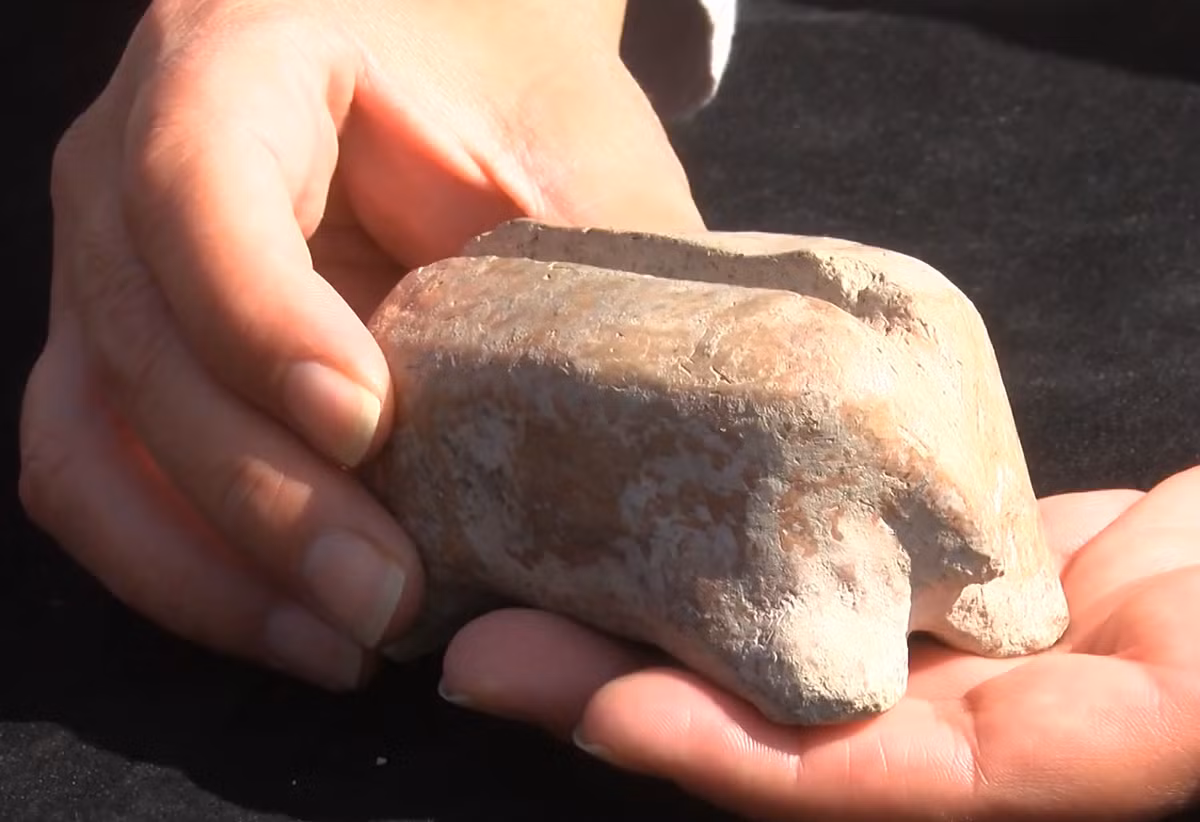 Theo Giáo sư Tiến sĩ Özlem Çevik thuộc Khoa Khảo cổ học tại Đại học Trakya, vật thể này hoạt động như một công cụ để uốn duỗi các cán dao và một số công cụ lao động khác. Ảnh: @Demirören Haber Ajansı.