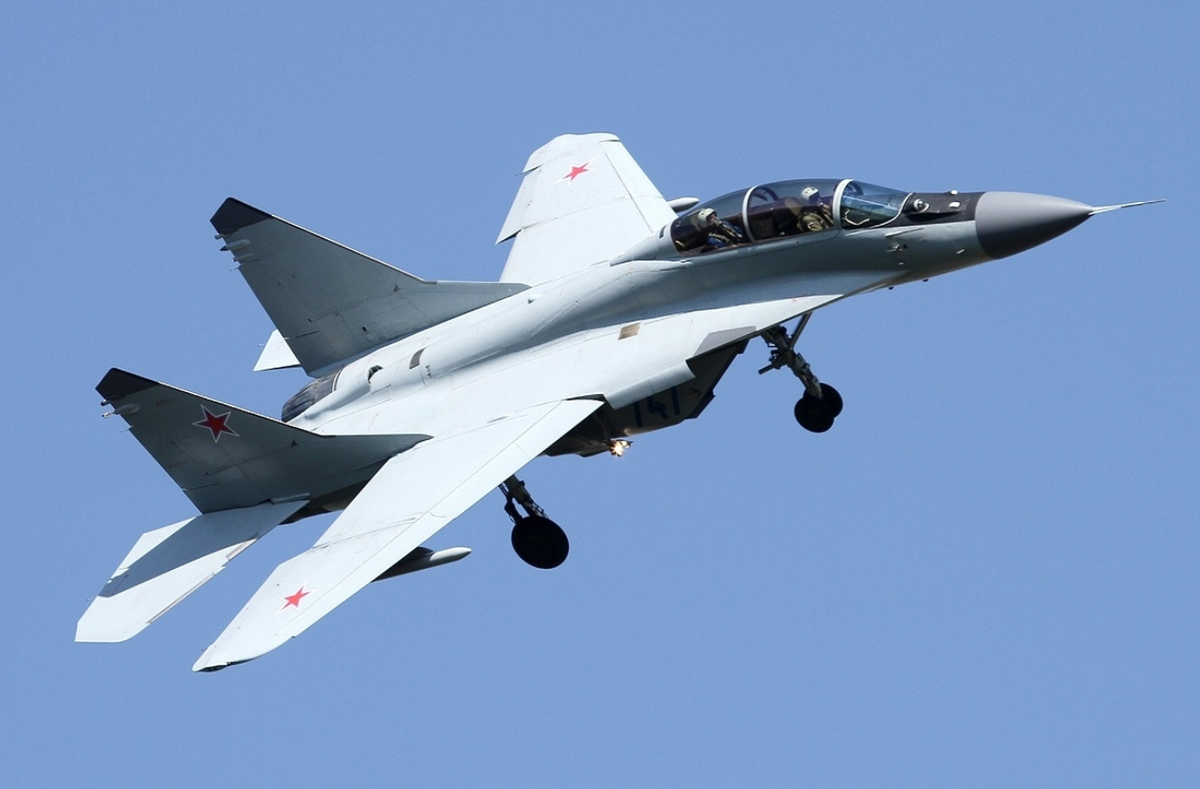 MiG-29 và Su-25, mặc dù đáng tin cậy vào thời điểm cũ, nhưng không phù hợp với chiến tranh hiện đại ngày nay. Radar và hệ thống điện tử hàng không của MiG-29 gặp khó khăn trong việc phát hiện và tấn công máy bay tàng hình, và việc thiếu các biện pháp đối phó điện tử tiên tiến hạn chế khả năng sống sót của nó trước các tên lửa đất đối không hiện đại. Còn Su-25 được thiết kế cho các hoạt động ở độ cao thấp, dễ bị tấn công bởi các hệ thống phòng không xách tay và máy bay đánh chặn chiến đấu tiên tiến. Ảnh: @Defence Blog.