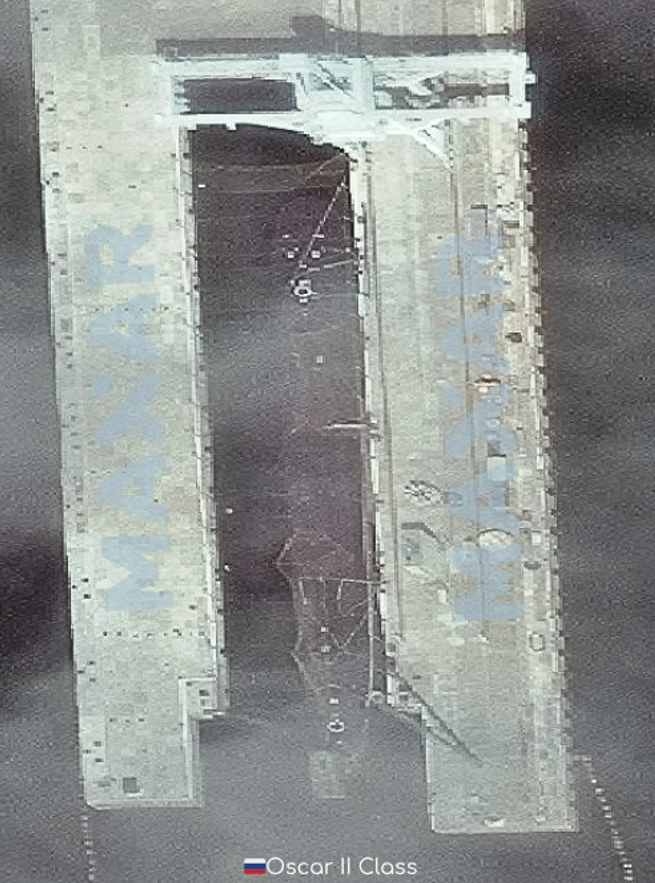 Chiếc tàu ngầm được phủ lưới chống máy bay không người lái dường như là tàu ngầm tên lửa hành trình chạy bằng năng lượng hạt nhân Antey thuộc Dự án 949A, được NATO phân loại là Lớp Oscar II. Ảnh: @Maxar.