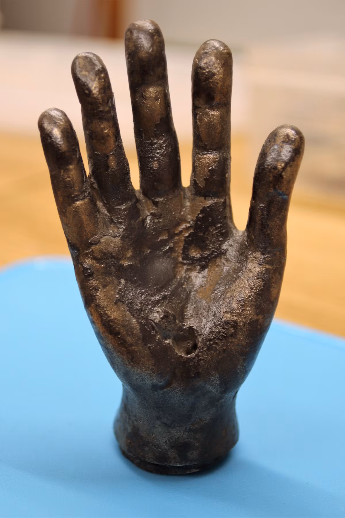 Bàn tay đồng này nhỏ bằng bàn tay trẻ em, dài chưa đến 10 cm. Ảnh: @Bảo tàng Vindolanda.