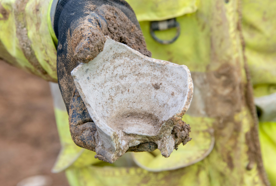 Bên cạnh chiếc thang, họ còn phát hiện một lò gốm cổ với số lượng lớn các bình gốm bị hỏng trong quá trình nung. Những khám phá này cho thấy sự giàu có và tầm quan trọng ngày càng tăng của khu định cư Field 44 này. Ảnh: @Bảo Tàng Quốc Gia Anh.