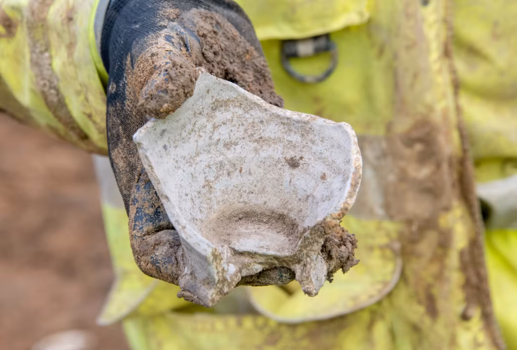 Bên cạnh chiếc thang, họ còn phát hiện một lò gốm cổ với số lượng lớn các bình gốm bị hỏng trong quá trình nung. Những khám phá này cho thấy sự giàu có và tầm quan trọng ngày càng tăng của khu định cư Field 44 này. Ảnh: @Bảo Tàng Quốc Gia Anh.