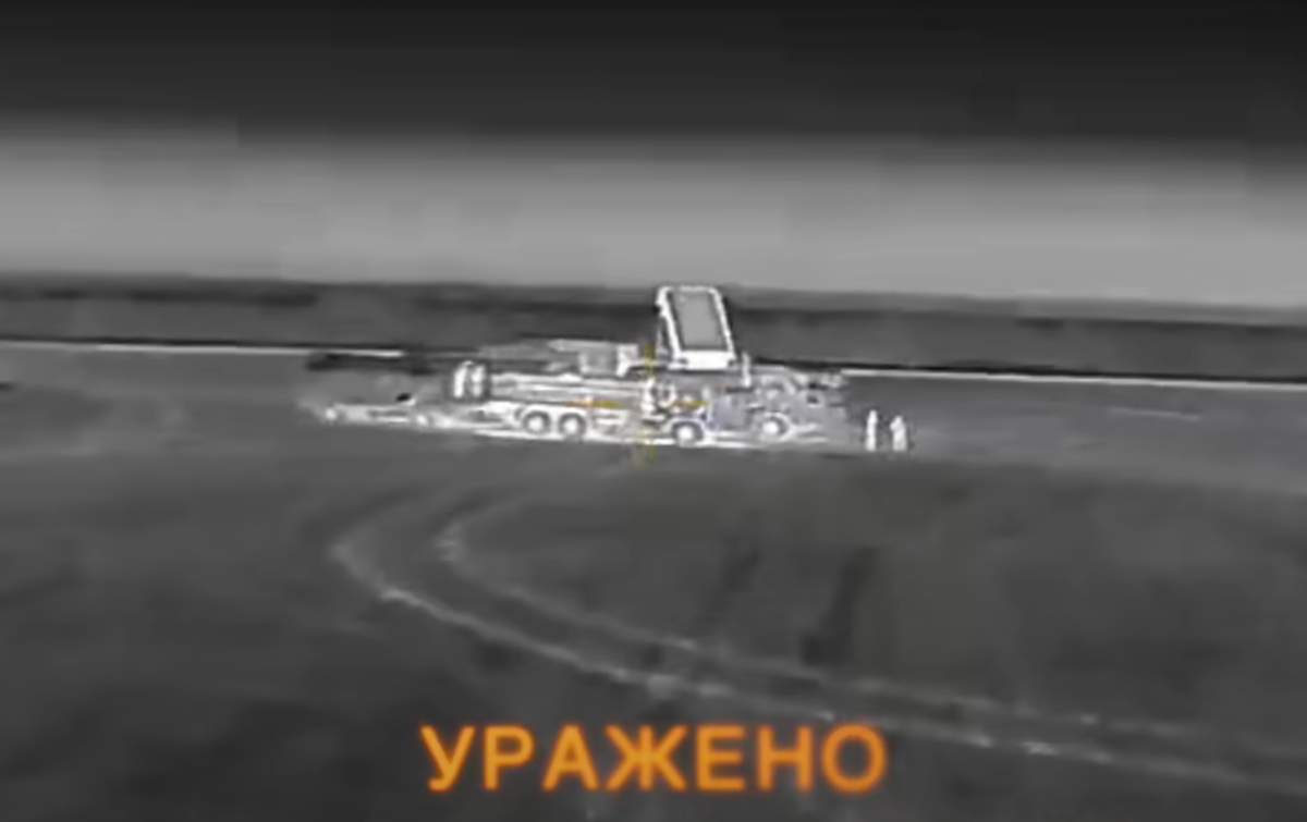 Các cảnh quay do Tổng cục Tình báo có trụ sở tại Kiev công bố cho thấy cảnh phá hủy hai radar điều khiển hỏa lực đa chức năng 92H2E, hai radar giám sát tầm xa 91H6E và một tổ hợp tên lửa đất đối không. Ảnh: @Головне управління розвідки МО України.