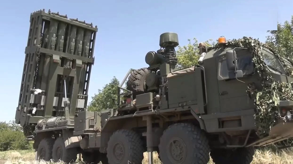 Sau khi những hình ảnh mới được đăng tải trên mạng xã hội và thông tin từ các phương tiện truyền thông địa phương Nga đưa tin, các nhà phân tích bắt đầu nhận thấy rằng, các hệ thống phòng không S-350 và S-400 của Lực lượng vũ trang Nga dường như đã được hiện đại hóa với các radar AESA mới. Ảnh: @ The Defense Post.