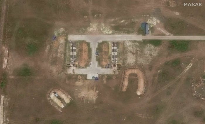 Tuy nhiên, lợi thế về thời gian không đồng nghĩa với an toàn. Các chuyên gia nhấn mạnh sân bay Donetsk có thể trở thành “tử huyệt” của Nga. Căn cứ này nằm trong tầm tấn công của nhiều loại vũ khí Ukraine, từ UAV cảm tử, pháo tầm xa cho đến tên lửa hành trình. Thậm chí, chỉ cần những cuộc tập kích chính xác bằng vũ khí giá rẻ cũng đủ gây tổn thất lớn cho Nga.