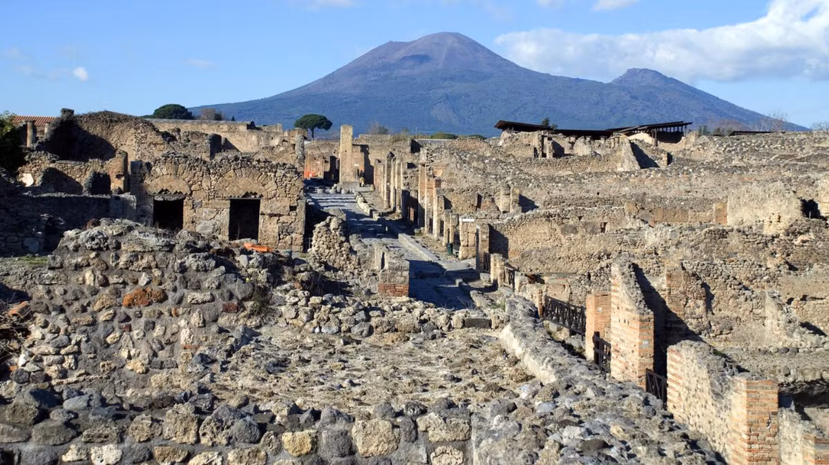 Nhưng cuối cùng thành phố Pompeii này đã bị chôn vùi dưới 4 đến 6 mét tro núi lửa và đá bọt trong vụ phun trào Núi lửa Vesuvius xảy ra vào năm 79 Sau Công nguyên. Ảnh: @Kids News.