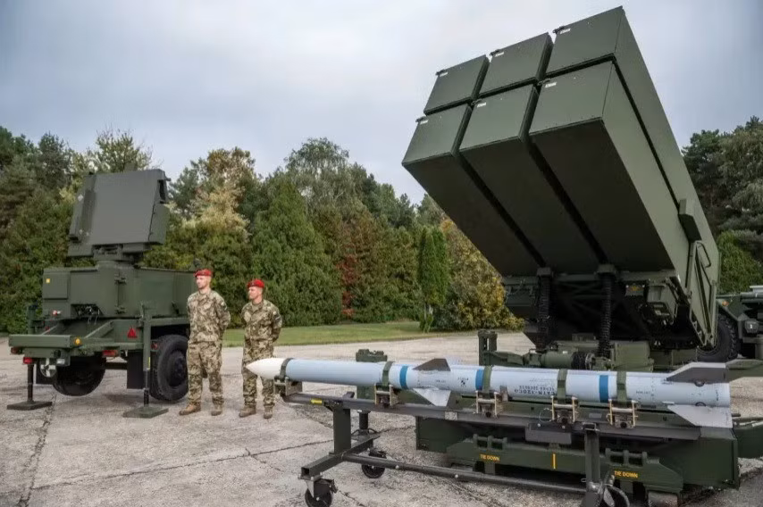 Theo các ước tính độc lập, Nga đã phóng trung bình hơn 24 tên lửa và UAV mỗi ngày kể từ khi xung đột toàn diện nổ ra. Điều đó buộc Ukraine phải đối phó với hơn 700 mục tiêu mỗi tháng, khiến bài toán chi phí và sản lượng tên lửa đánh chặn trở nên mang tính sống còn.