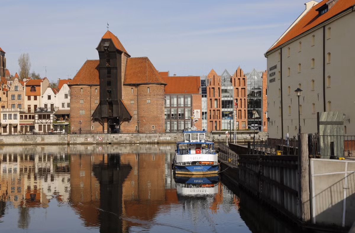 Mặc dù tầm quan trọng của Cảng cần cẩu Gdańsk Crane đối với thương mại và đóng tàu đã suy giảm vào thế kỷ 18, nhưng nó vẫn được sử dụng vào năm 1944. Phần lớn công trình bị cháy vào năm 1945 và được phục hồi lại vào cuối những năm 1950 và 1960. Ảnh: @Bảo tàng Hàng Hải Quốc gia Ba Lan.