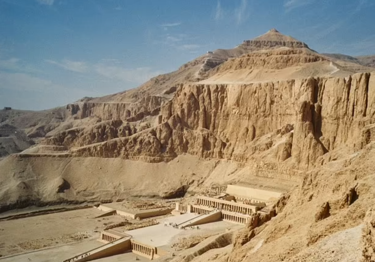 Amenhotep I không chỉ giành được sự kính trọng nhờ những thành công quân sự, bao gồm các chiến dịch ở Libya và Bắc Sudan, mà còn giành được lòng trung thành của người dân dành cho ông, thông qua các dự án tôn giáo và kiến ​​trúc tôn thờ quan trọng. Ảnh: @Cicero Moraes.