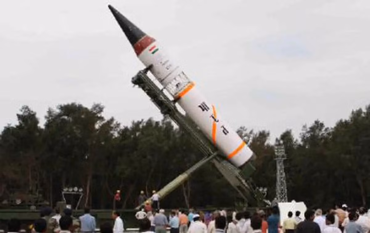 Agni-5 với độ chính xác cao có khả năng tấn công vào các mục tiêu chiến lược như sở chỉ huy, hầm ngầm hay cơ sở hạ tầng quân sự. Dù Ấn Độ kiên định chính sách “không sử dụng trước”, tính năng này vẫn giúp nâng cao sức răn đe tổng thể, đồng thời tạo ra sự mơ hồ chiến lược, buộc đối phương phải tính toán thận trọng hơn trong mọi hành động.