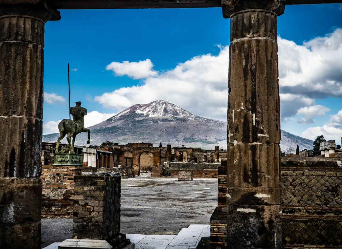 Vào ngày định mệnh ấy, khoảng giữa trưa, núi lửa Vesuvius bắt đầu phun trào, phun ra một cột khí, tro và đá núi lửa khổng lồ lên bầu trời. Một trận mưa đá bọt và tro bụi dữ dội trút xuống từ trên cao, làm vỡ tan mái nhà và ngập lụt sân vườn. Sau đó, dòng dung nham phun trào ào ạt tràn xuống sườn núi lửa, ập đến thành phố. Một số nạn nhân chết ngạt vì khí núi lửa, trong khi những người khác chết ngay lập tức vì sức nóng cực độ. Ảnh: @Đại học Warwick.