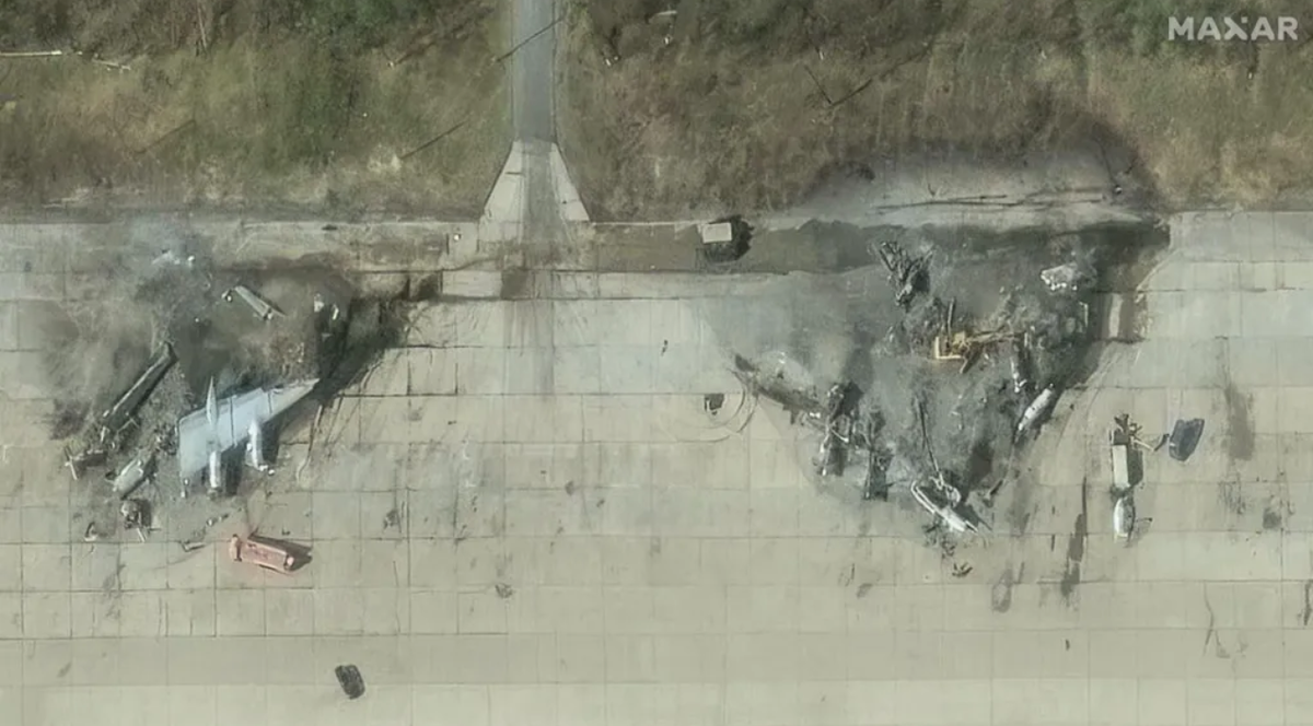 Phát biểu với hãng thông tấn nhà nước TASS, ông Ryabkov nhấn mạnh: “Các phương tiện, thiết bị bị hư hại đã được xác định sẽ không bị hủy bỏ, chúng sẽ được sửa chữa”. Tuyên bố của Sergey Ryabkov được đưa ra sau một chiến dịch táo bạo và chưa từng có của Ukraine, nhằm vào các căn cứ không quân của Nga sâu trong nước, làm dấy lên câu hỏi về mức độ thiệt hại, và khả năng khôi phục các tài sản quân sự quan trọng của Nga. Ảnh: @BBC.