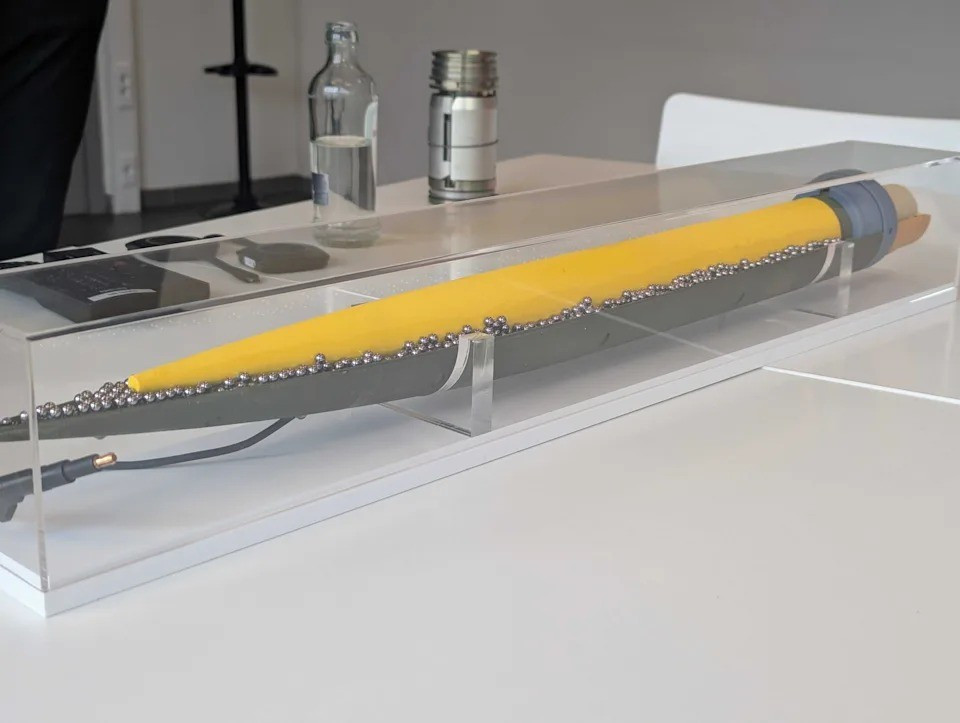 Tập đoàn Thales - nhà sản xuất FZ123, hiện tăng tốc sản xuất tại Bỉ, dự kiến đạt 3.500 quả trong năm nay và 10.000 quả vào năm 2026. Công ty đồng thời phát triển một bệ phóng mặt đất gọn nhẹ, giúp triển khai nhanh ở mọi địa hình, từ tiền tuyến đến khu vực đô thị.