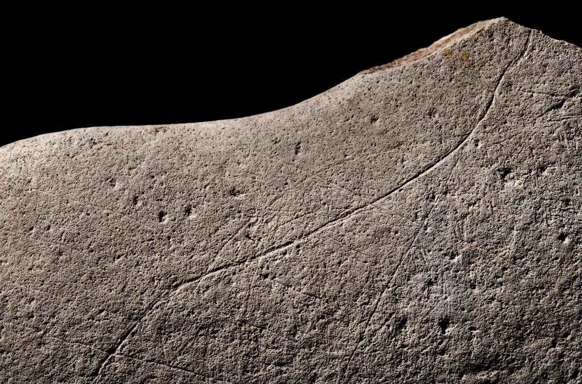 Các kỹ thuật thăm dò, phân tích khảo cổ học chuyên sâu cho thấy, đó là một phiến đá sa thạch cổ ước tính có niên đại tới 12.000 năm tuổi, thuộc Thời Kỳ Đồ Đá Cũ. Ảnh: @Viện Nghiên cứu Khảo cổ học Quốc gia Pháp.