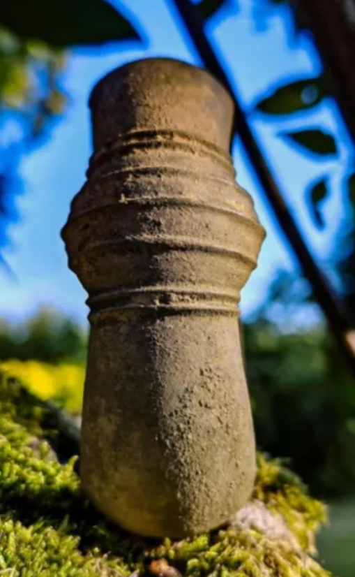 Vào Thời Kỳ Đồ Đồng, những vật dụng bằng kim loại như chiếc vòng tay này không chỉ đơn thuần là đồ trang sức. Chúng là những biểu tượng rõ ràng về địa vị xã hội, quyền lực và bản sắc, được đeo bởi những người nắm giữ vị trí danh giá hoặc có quyền tiếp cận các nguồn lực độc quyền. Ảnh: @Hiệp hội Kociewskie Poszukiwacze.