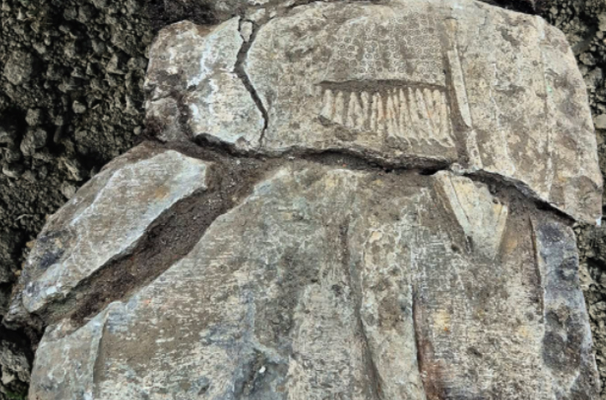 Các nhà khảo cổ tin rằng khi nhấc tấm bia đá vôi lên, họ sẽ phát hiện ra hài cốt của một hiệp sĩ nằm bên dưới. Ảnh: @Tổ chức ArcheoScan.