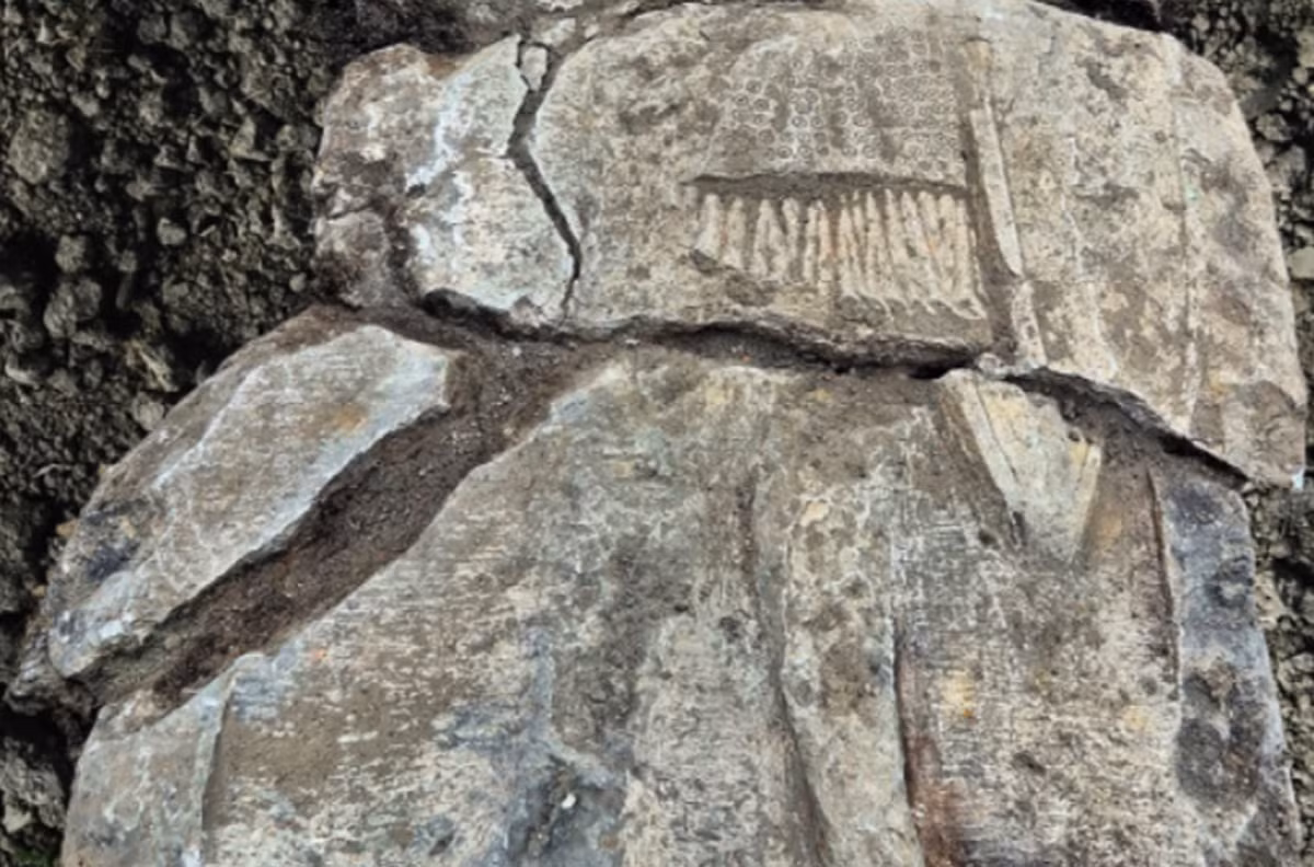 Các nhà khảo cổ tin rằng khi nhấc tấm bia đá vôi lên, họ sẽ phát hiện ra hài cốt của một hiệp sĩ nằm bên dưới. Ảnh: @Tổ chức ArcheoScan.