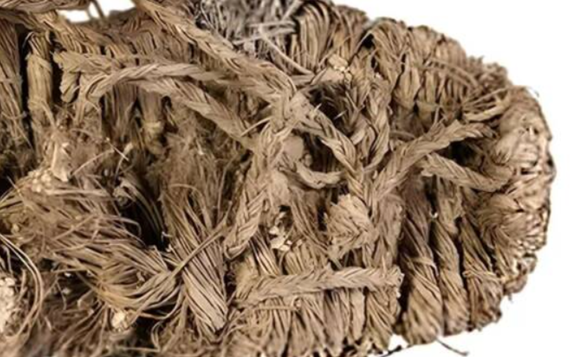 Về cơ bản, chiếc dép cổ này được làm bằng cỏ và cành cây. Ảnh: @Viện Khảo Cổ Học Tây Ban Nha.