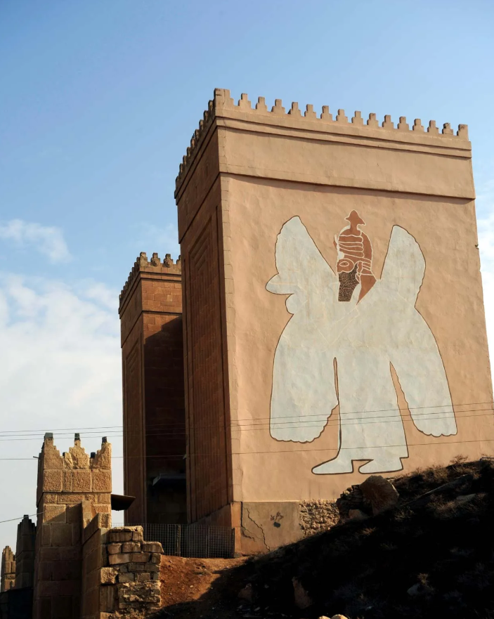 Theo đó, một bức tượng bò Lamassu khổng lồ, một con bò đực có cánh khổng lồ với đầu người, đã được khai quật ở miền bắc Iraq. Ảnh: @Bảo tàng Viện Nghiên cứu Phương Đông thuộc Đại học Chicago.