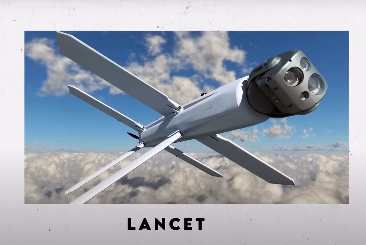 Lancet XXL được cho là có tầm bắn được cải thiện đáng kể lên tới 200 km, và đầu đạn của nó có sức nổ tương đương với 20kg thuốc nổ TNT. Những tiến bộ khác được cho là có trong UAV Lancet XXL này bao gồm yếu tố công nghệ trí tuệ nhân tạo (AI) được tích hợp sử dụng để tự động lựa chọn mục tiêu. Nếu đây là sự thật thì nó báo hiệu một bước nhảy vọt tiềm năng đáng kể trong công nghệ máy bay không người lái của Nga trên chiến trường. Ảnh: @ Military TV.