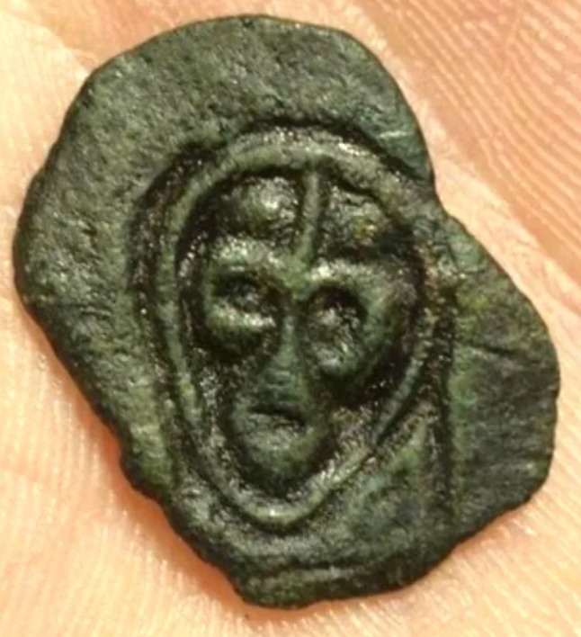 Nhưng khi vật thể được xoay 180 độ, họa tiết thực vật khi đó biến thành một khuôn mặt người, với mắt, mũi và những đường nét khuôn mặt hiện rõ. Ảnh: @Wez Biddles.