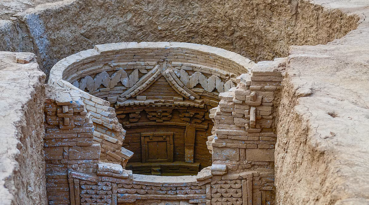 Điều đáng nói là lăng mộ này gây bắt mắt các chuyên gia ngay cái nhìn đầu tiên, nhờ cấu trúc tường gạch họa bức tranh, và sàn nền gạch hoa văn trang trí tuyệt đẹp, đa sắc màu. Ảnh: @Viện Khảo Cổ Thành phố Tế Nam.