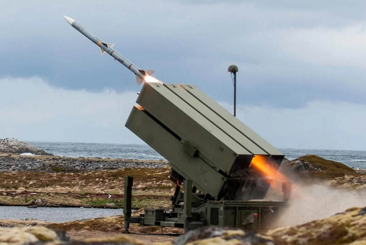 Chi phí thấp của mỗi máy bay không người lái đã buộc Kiev phải áp dụng các biện pháp sáng tạo, vì chi phí cao của các hệ thống chuyên dụng như NASAMS hoặc IRIS-T SLM khiến việc sử dụng chúng để chống lại máy bay không người lái trở nên không bền vững, do khó khăn trong việc bổ sung tên lửa. Ảnh: @Archer83Able.