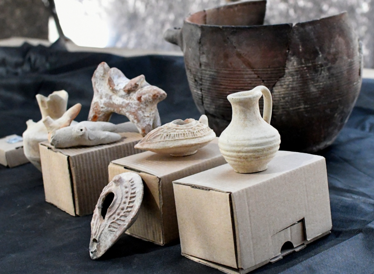 Có một chiếc lò lớn, có lẽ là dùng để nấu ăn cũng được tìm thấy trong tàn tích ngôi nhà. Ảnh: @Cơ Quan Cổ Vật Israel.