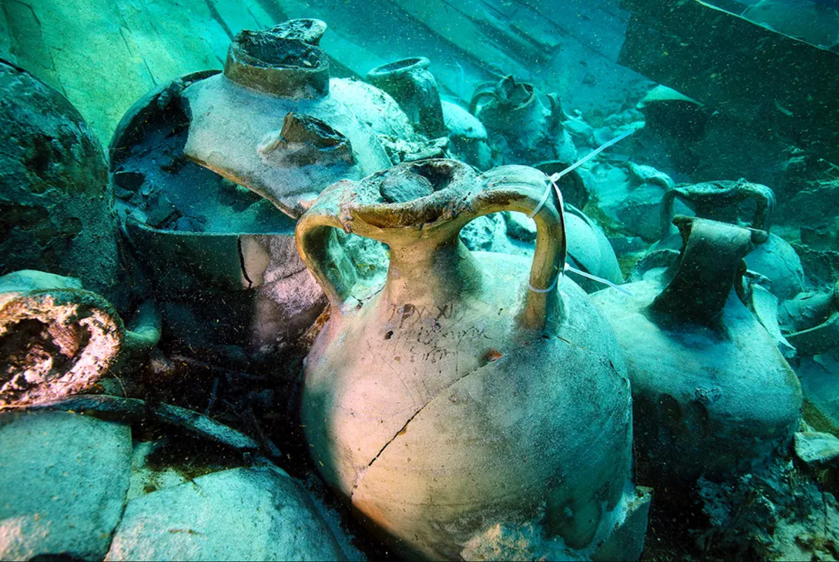 Điểm mấu chốt của phát hiện này là lô hàng với hàng trăm chiếc bình amphora từng đựng garum. Ảnh: @Ministero della Cultura.