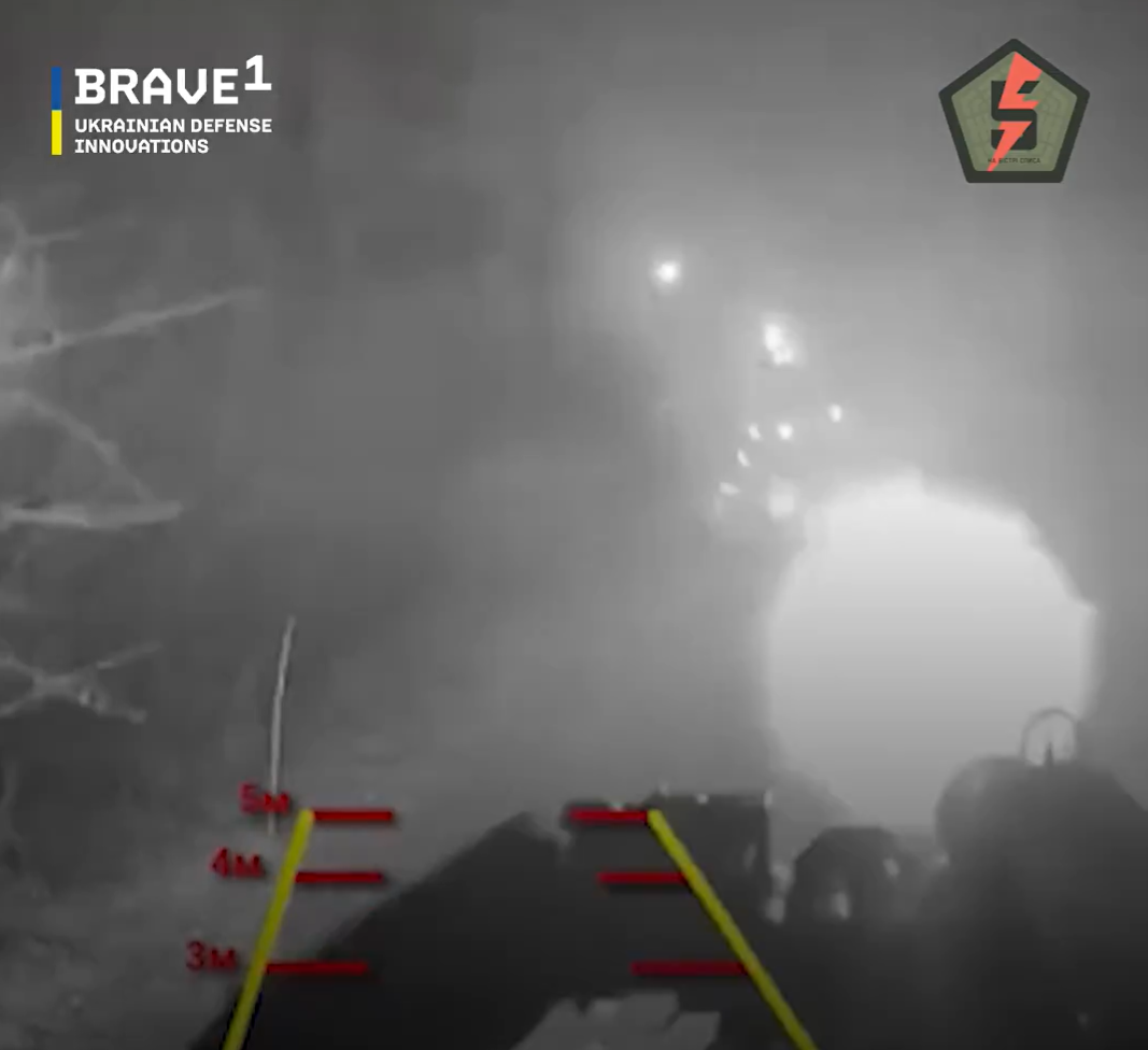 Người điều khiển xe robot tự hành mặt đất (UGV) thực hiện nhiệm vụ từ khoảng cách an toàn, loại bỏ rủi ro cho con người, và chứng minh một trong những ưu điểm chính của chiến tranh robot, đó là khả năng gây sát thương mà không khiến binh lính phải đối mặt với nguy hiểm đến tính mạng. Ảnh: @FedorovMykhailo.