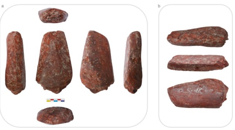 Bộ dụng cụ này bao gồm một phiến đá, một thanh mài đá và một số bảng pha màu còn sót lại cặn màu. Ảnh: @VCG.