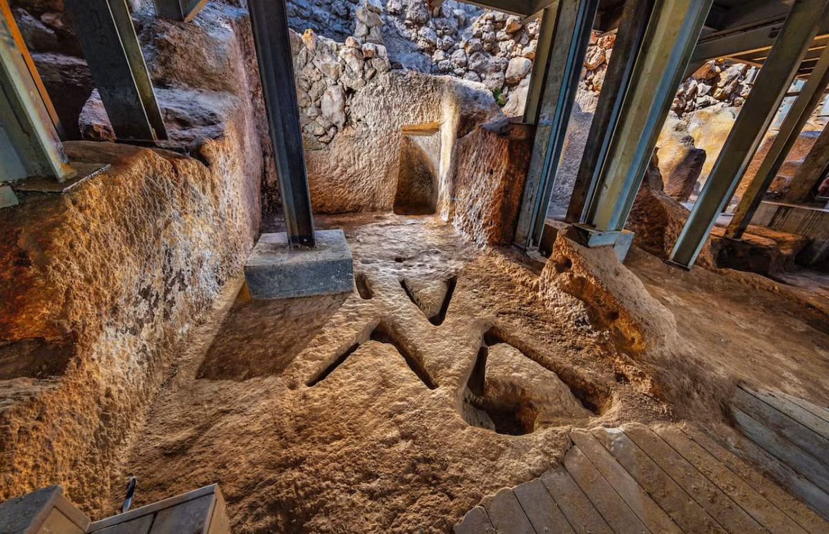 Một loạt các dấu hiệu hình chữ V bí ẩn trên sàn của một căn phòng, có thể dùng làm đế cho một giá ba chân được sử dụng trong các nghi lễ tôn giáo cổ xưa nào đó. Ảnh: @Shalom Kveller / City of David.