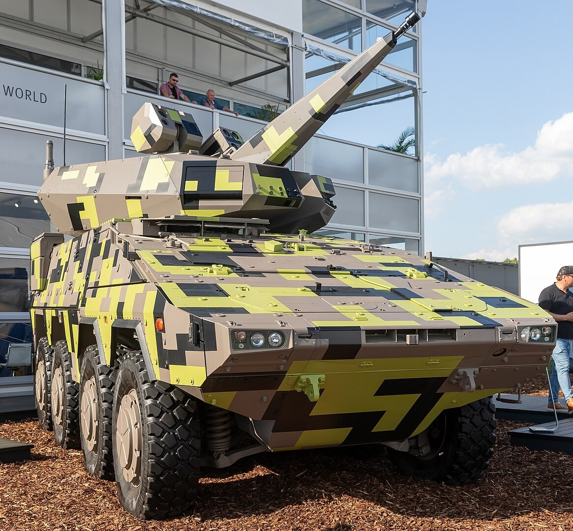 Về hỏa lực, đạn nổ trên không lập trình AHEAD của Oerlikon giúp tiêu diệt hiệu quả mục tiêu nhỏ, chậm và bay thấp. Pháo 30mm có tầm bắn khoảng 3 km, giảm nguy cơ gây thiệt hại phụ so với đạn pháo truyền thống. Radar Spexer 2000 3D MKIII của Hensoldt phát hiện UAV nhỏ ở khoảng cách tới 40 km, tích hợp với hệ thống quang-điện để theo dõi và ngắm bắn.