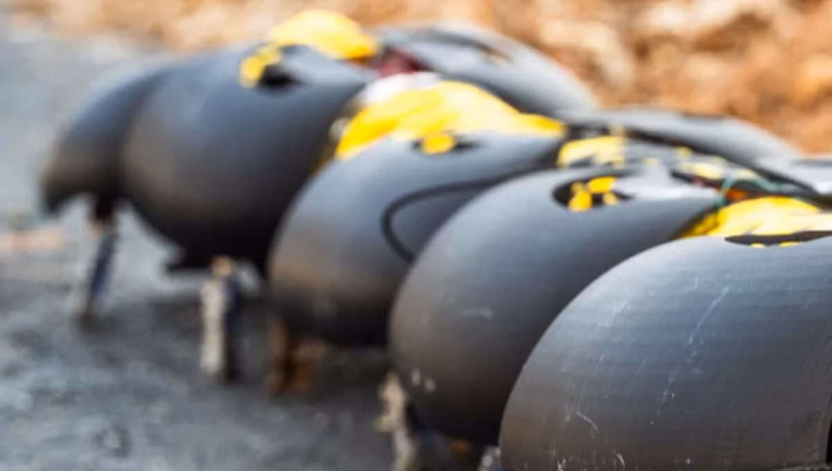 Tiếp theo là một số phân đoạn thân nối giống hệt nhau được kết nối bằng cáp. Mỗi đoạn thân nối này đều có các chân kim loại, chúng được tích hợp các động cơ nhỏ lẻ giúp các thân đoạn có chân này có thể di chuyển phối hợp, đồng bộ. Ảnh: @Ground Control Robotics.