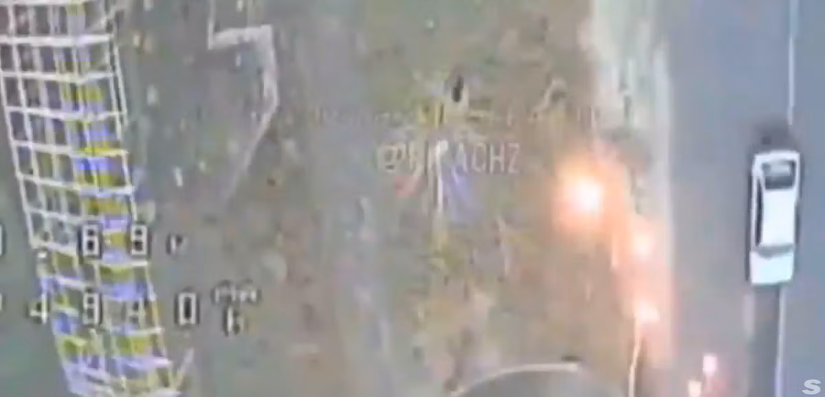 Hiện tại, Nga đang thử nghiệm sử dụng máy bay không người lái FPV được trang bị vật liệu thuốc nổ nhiệt nhôm để đốt cháy các phần lưới của những đường hầm bảo vệ này — vốn là những cấu trúc cản trở đáng kể việc các nhà điều hành máy bay không người lái Nga nhắm mục tiêu vào các phương tiện di chuyển bên dưới. Ảnh: @distant_earth83.