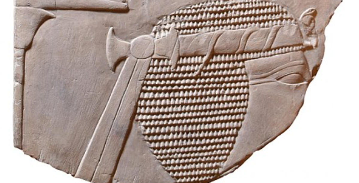 Mặt trước của bức phù điêu bằng đá mô tả đầu của Hatshepsut, nhưng một số phần trên khuôn mặt của bà bị mất. Ảnh: @Đại học Swansea.