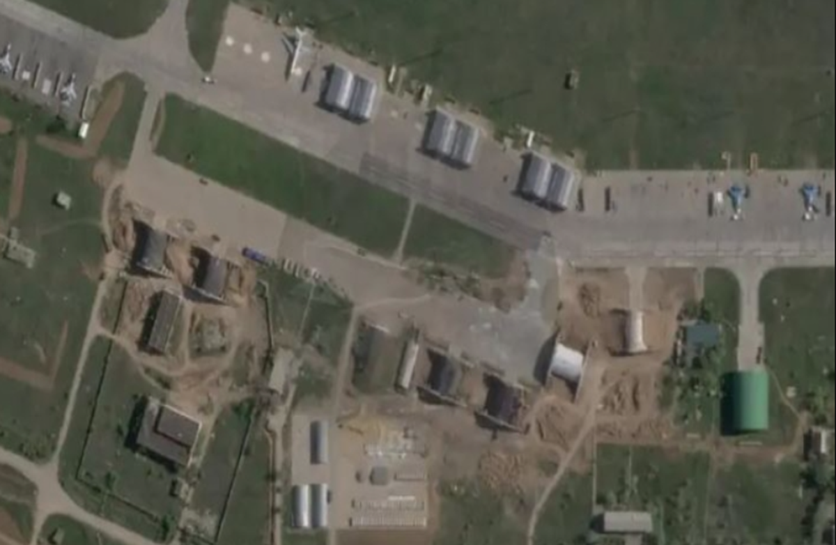 Và mới đây, theo hình ảnh vệ tinh mới được công bố trực tuyến, các nhà chứa bảo vệ máy bay hiện đang được xây dựng tích cực tại sân bay căn cứ không quân Akhtubinsk, nơi đang chứa các máy bay chiến đấu Su-57. Ảnh: @ 19FortyFive.