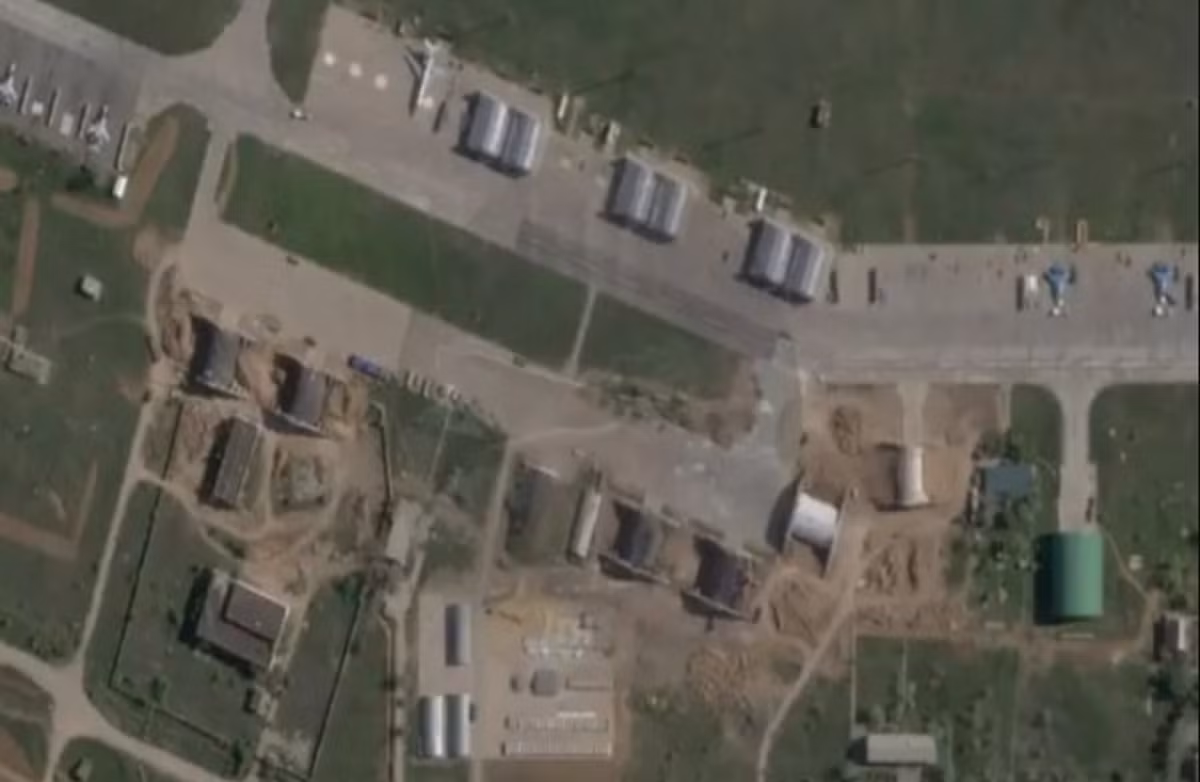 Và mới đây, theo hình ảnh vệ tinh mới được công bố trực tuyến, các nhà chứa bảo vệ máy bay hiện đang được xây dựng tích cực tại sân bay căn cứ không quân Akhtubinsk, nơi đang chứa các máy bay chiến đấu Su-57. Ảnh: @ 19FortyFive.