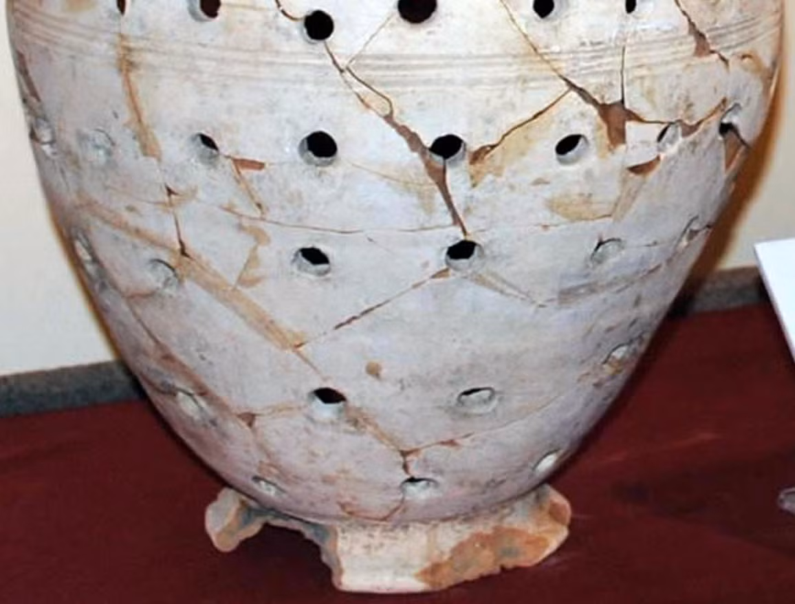 Chưa ai có thể lý giải rõ ràng mục đích của những cái lỗ này dùng để làm gì, tuy nhiên, một số người vẫn đồn đoán về cách chiếc bình có thể được sử dụng. Ảnh: @Bảo tàng Khảo cổ học Ontario.