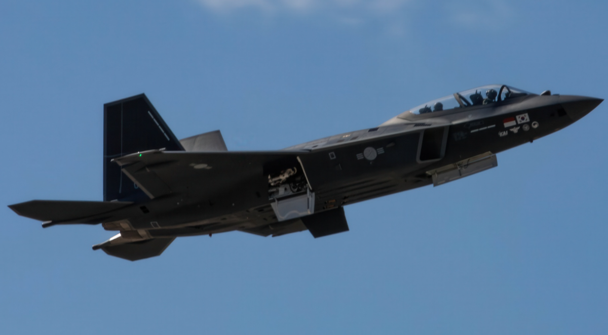 Theo đó, Hàn Quốc đã chính thức khởi động dự án trị giá 435,9 tỷ won (tương đương khoảng 296 triệu USD) để phát triển tên lửa dẫn đường không đối không tầm ngắn nội địa cho máy bay chiến đấu KF-21 do chính nước này sản xuất. Ảnh: @MilitaryLeak.