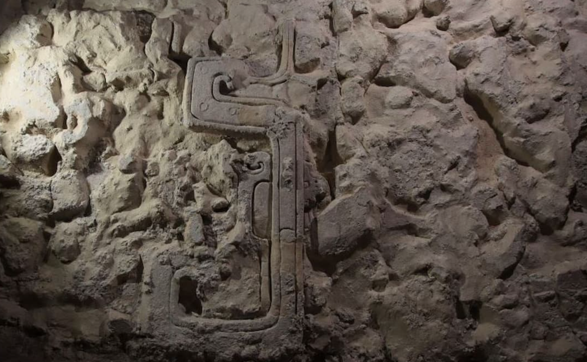 Một trong những cảnh tượng hấp dẫn nhất được tìm thấy cho thấy hai người bảo vệ đang canh giữ một bệ đá. Ảnh: @Viện Nhân chủng học và Lịch sử Quốc gia Mexico.