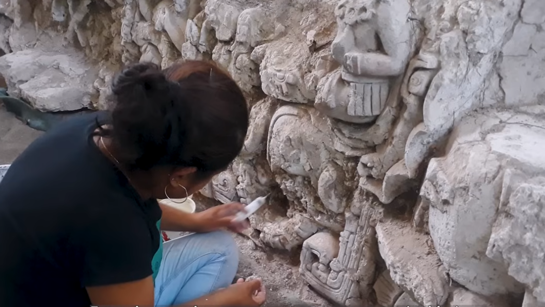 Các phù điêu được chế tác với độ chính xác nghệ thuật thể hiện trình độ cao của nền văn minh Maya, mô tả các cảnh kết hợp hình ảnh của những người bảo vệ, các vị thần tổ tiên trên trời và các loài động vật thần thoại. Ảnh: @Viện Nhân chủng học và Lịch sử Quốc gia Mexico.