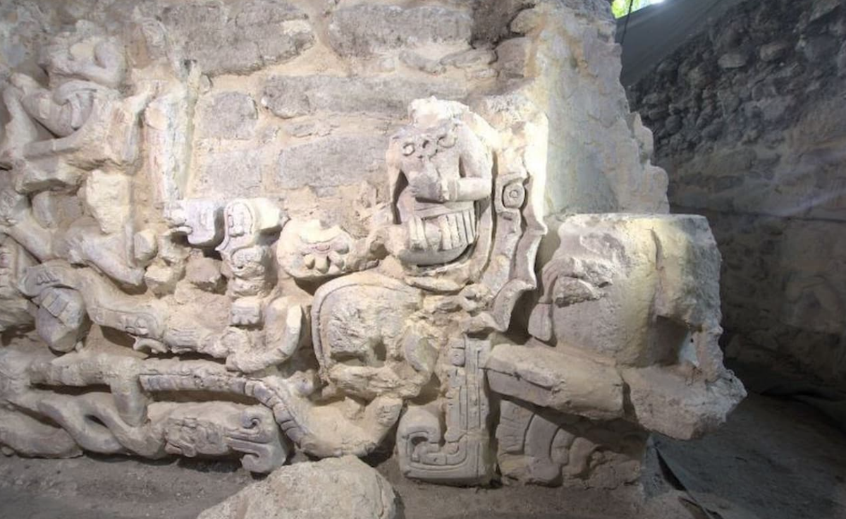 Trên một bệ khác, hình ảnh tổ tiên dường như ngự trị trên bầu trời đêm, được bao quanh bởi các vì sao và rắn, cho thấy sự kết hợp giữa biểu tượng của người Maya và Teotihuacan. Ảnh: @Viện Nhân chủng học và Lịch sử Quốc gia Mexico.