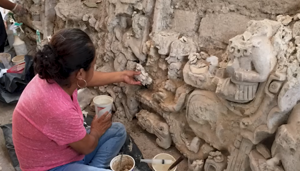 Tại đây, các chuyên gia đến từ Viện Nhân chủng học và Lịch sử Quốc gia Mexico thông qua Chương trình Cải thiện Khu vực Khảo cổ (Promeza), đã khai quật được các phù điêu bằng vữa trang trí mặt tiền trên hai bệ đá lớn. Ảnh: @Viện Nhân chủng học và Lịch sử Quốc gia Mexico.