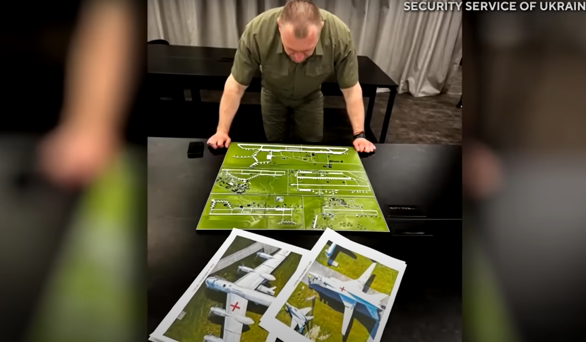 Hoạt động này được lên kế hoạch trong 18 tháng dưới sự giám sát của Tổng thống Volodymyr Zelenskyy và Trung tướng Vasyl Maliuk, giám đốc Cơ quan An ninh Ukraine, nhằm mục đích phá vỡ khả năng ném bom các thành phố của Ukraine của Nga. Ảnh: @WTVR CBS 6.