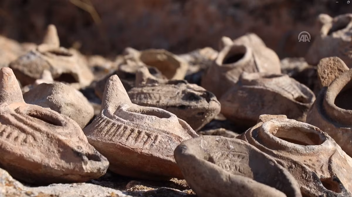 Các chuyên gia khẳng định rằng, Lâu đài Zerzevan này rất quan trọng đối với lịch sử của khu vực. Họ đã tìm thấy 48 chiếc đèn cùng khuôn đúc đèn trong quá trình khai quật. Ảnh: @Bộ Văn hóa và Du lịch Thổ Nhĩ Kỳ.