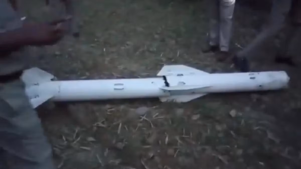 Quân đội Pakistan tuyên bố rằng các máy bay J-10C của họ, được trang bị tên lửa không đối không tầm xa PL-15E, đã áp đảo và tiêu diệt năm chiến đấu cơ Ấn Độ — bao gồm cả các chiếc Rafale — trong một cuộc đụng độ trên vùng lãnh thổ tranh chấp. Ảnh: X